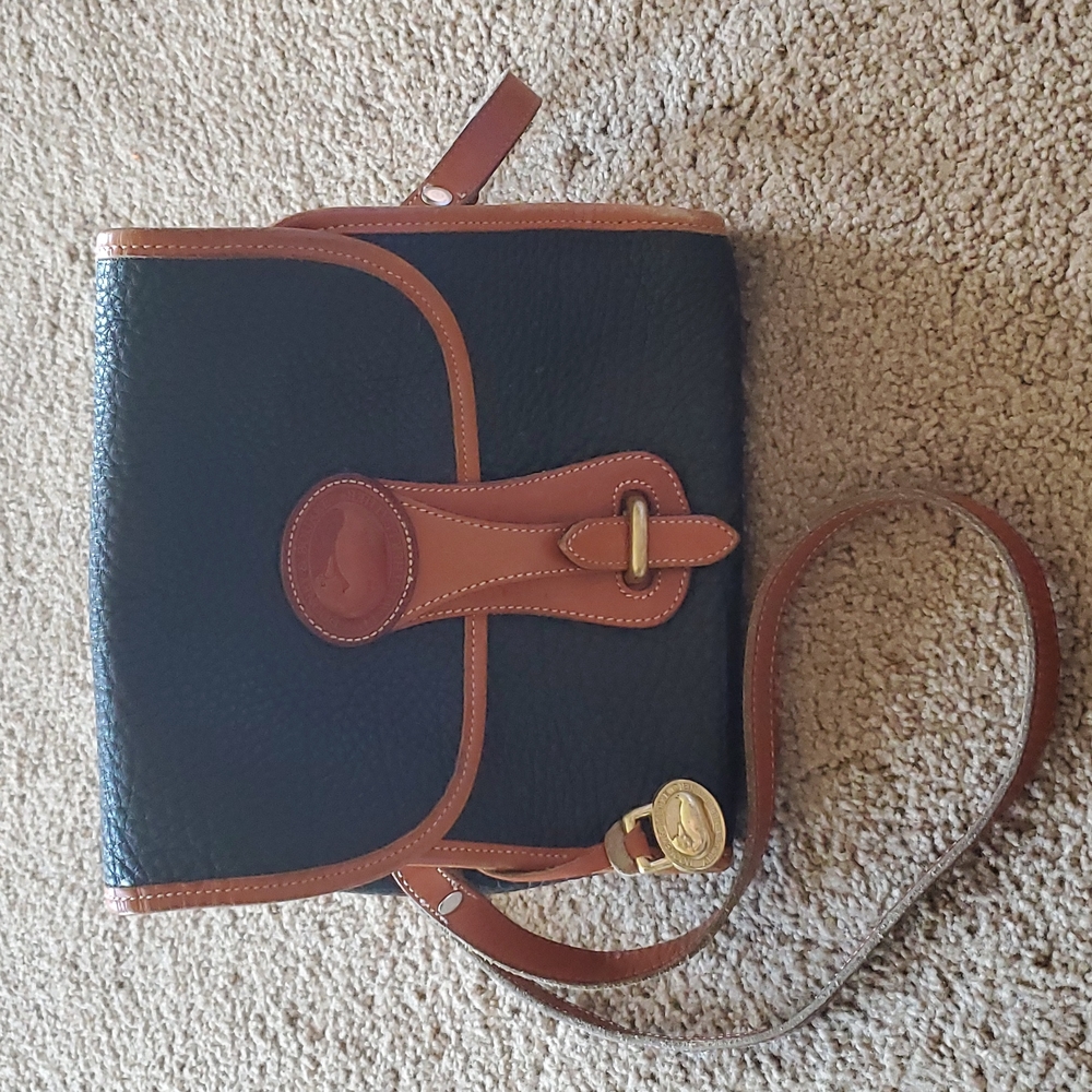 AUTHENTIC vintage Dooney & Bourke Essex cross body